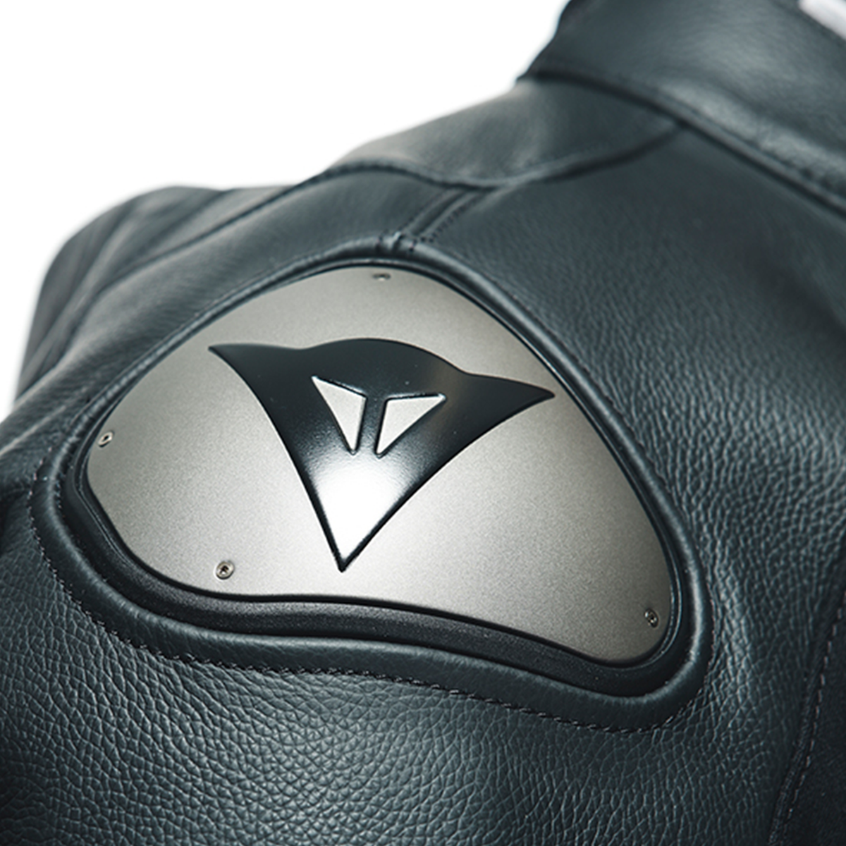 DAINESE TOSA 1 PCS LEATHER SUIT PERF. 肩部可替換鋁合金護片特寫,可見DAINESE品牌浮雕標誌