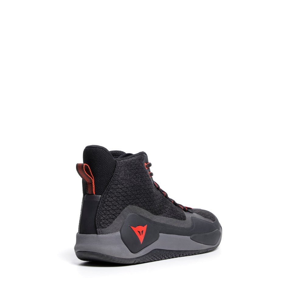 DAINESE ATIPICA AIR 2 SHOES 黑紅螢光靴款後跟側身特寫,可見鞋面網眼織紋、紅螢光線條縫邊與包頭層上的DAINESE三角標誌,黑灰色耐磨大底質感清晰可見