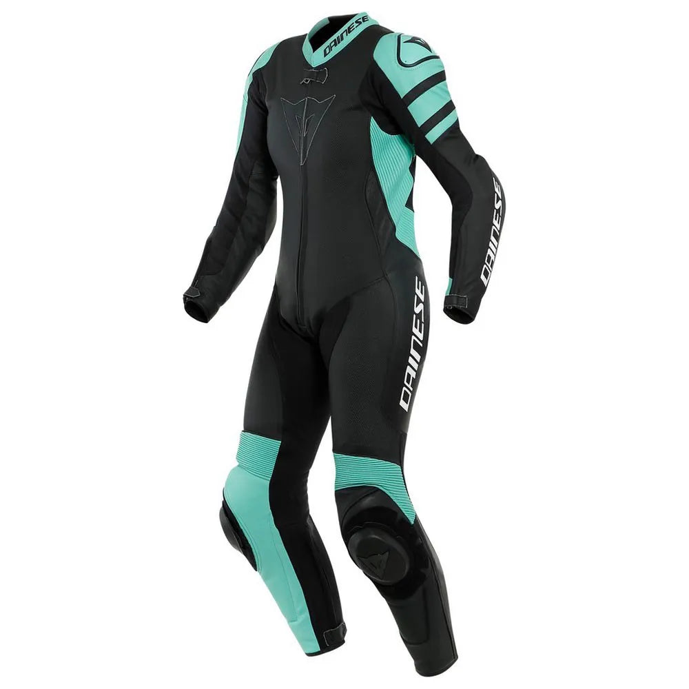 DAINESE KILLALANE 1PC PERF. LADY LEATHER SUIT 湖水綠女款打洞連身賽車皮衣正面站姿照,可見DAINESE三角品牌標誌、不對稱擞色設計與肩部霘合金護片,Black-Matt/Aqua-Green/Black配色