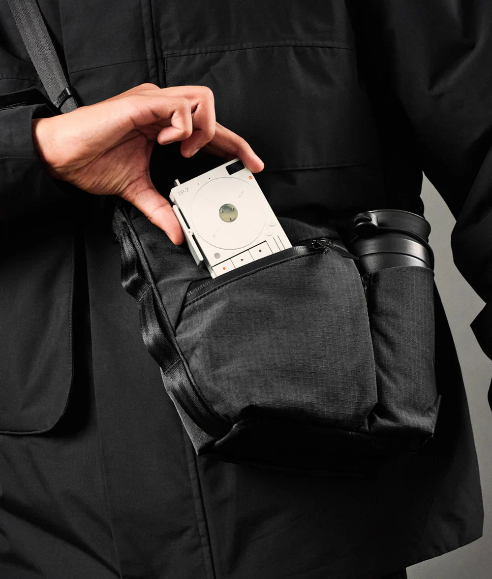 Alpaka Flow Satchel 側肩包
正面的快速存取口袋可輕鬆存放必需品，並配有內建鑰匙夾。