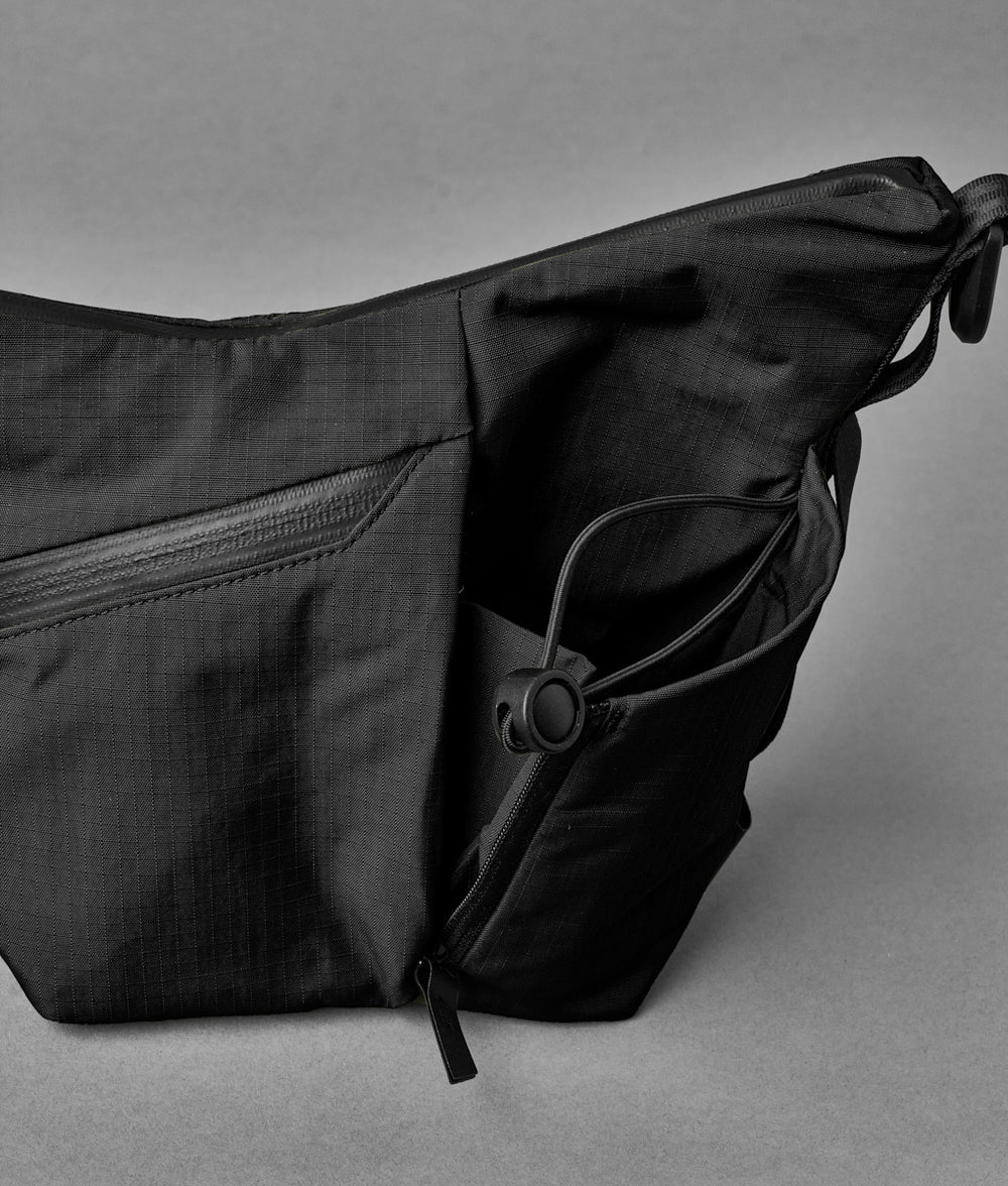 Alpaka Flow Satchel 側肩包
拉鍊擴充角撐板可讓您容納 1 公升大的瓶子。