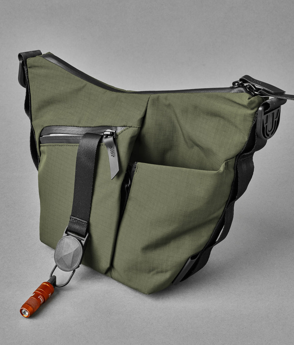 Alpaka Flow Satchel 側肩包
正面的快速存取口袋可輕鬆存放必需品，並配有內建鑰匙夾。