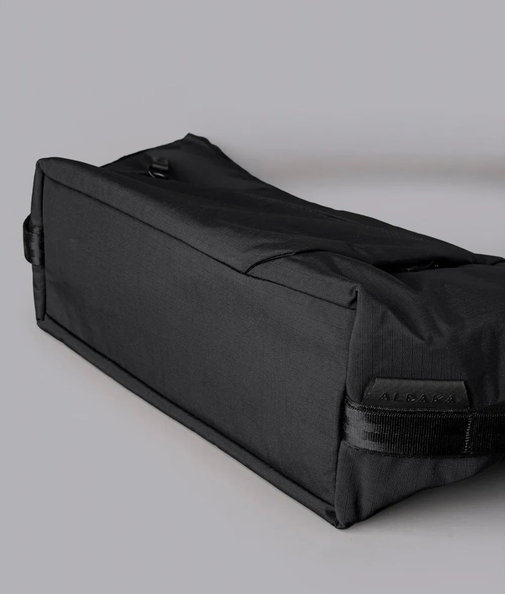 Alpaka Flow Satchel 側肩包