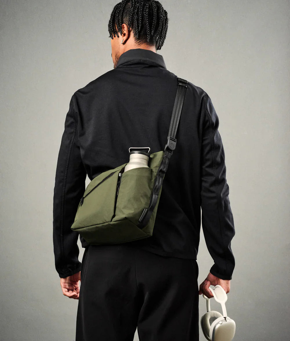 Alpaka Flow Satchel 側肩包
拉鍊擴充角撐板可讓您容納 1 公升大的瓶子。