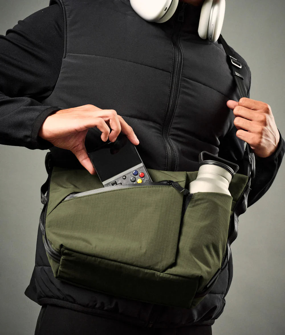 Alpaka Flow Satchel 側肩包
正面的快速存取口袋可輕鬆存放必需品，並配有內建鑰匙夾。