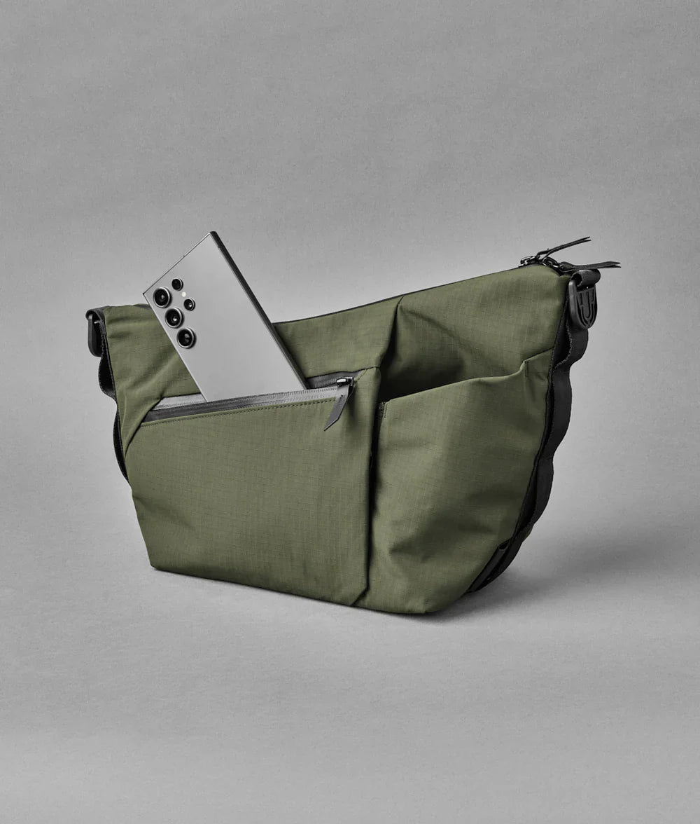Alpaka Flow Satchel 側肩包
正面的快速存取口袋可輕鬆存放必需品，並配有內建鑰匙夾。