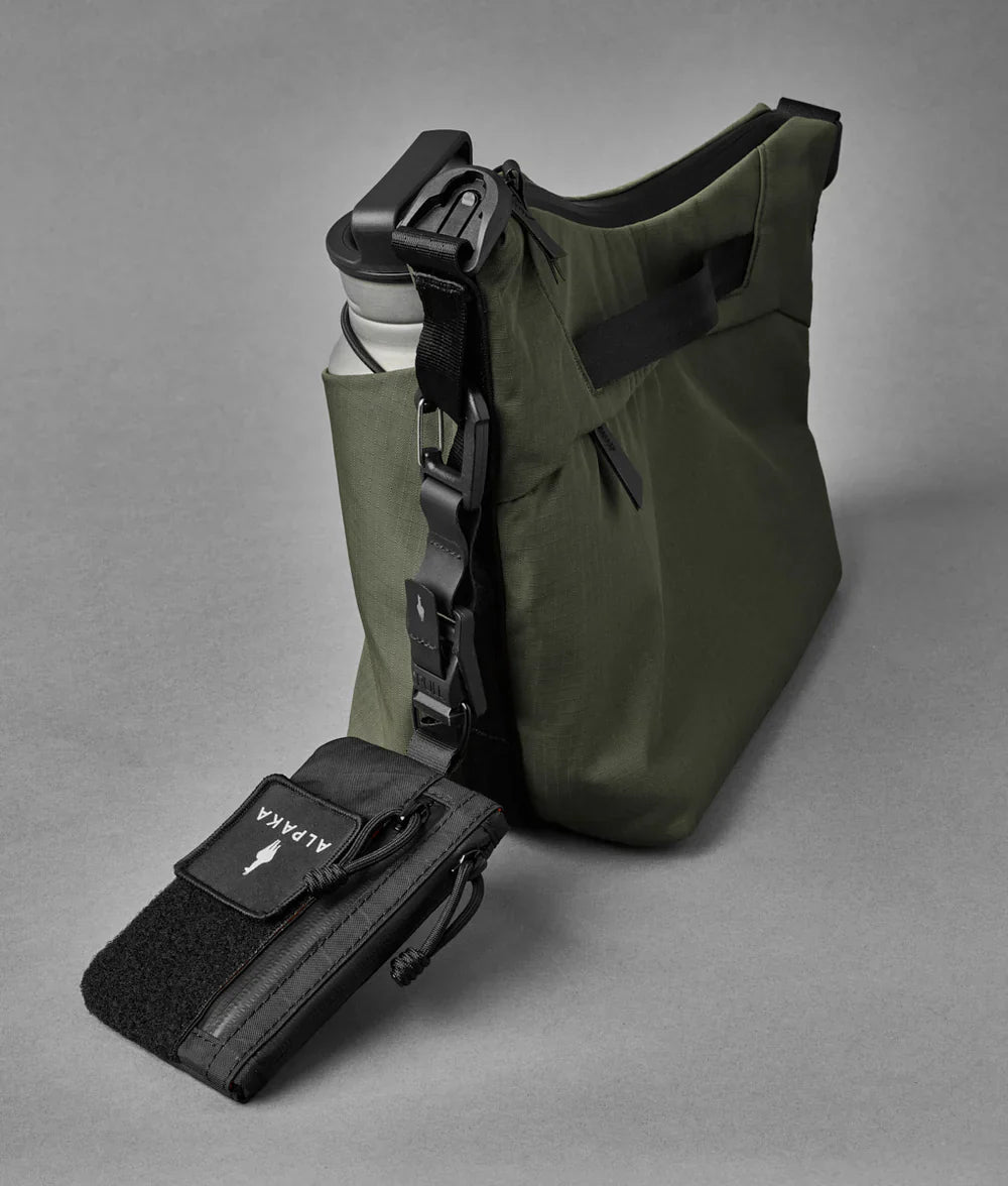 Alpaka Flow Satchel 側肩包
可與Hub相關配件連接