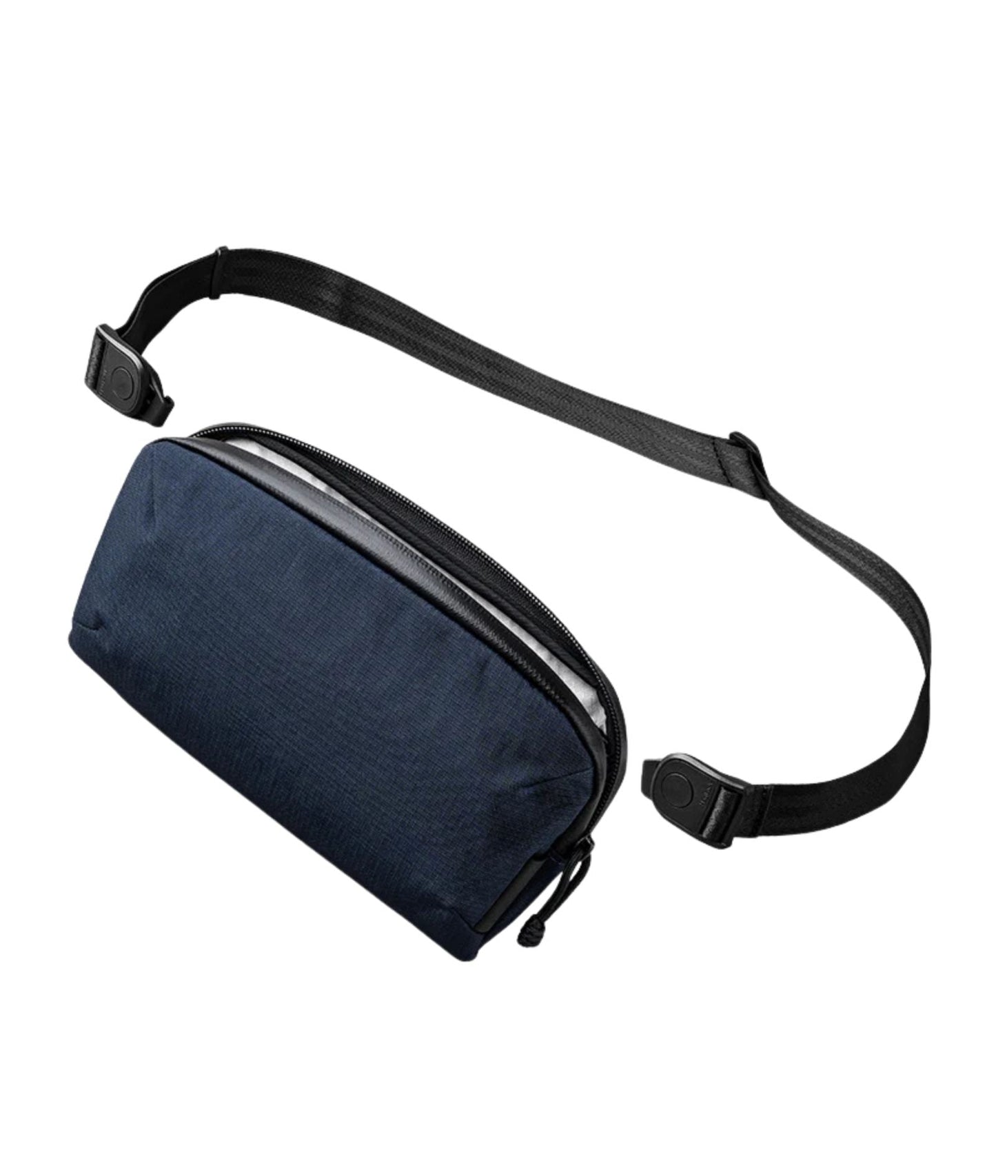 ALPAKA Flight Pouch Pro容量升級，可調肩帶與手腕帶，磁吸護照夾層+RFID防盜，旅行收納更高效安全！