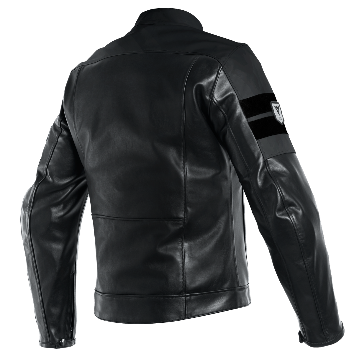 DAINESE 8-TRACK LEATHER JACKET 黑黑黑復古牛皮騎士外套背面陳列照，可見背部車縫線條與麂皮插件細節，Artemide全粒面牛皮製作日常騎乘外套