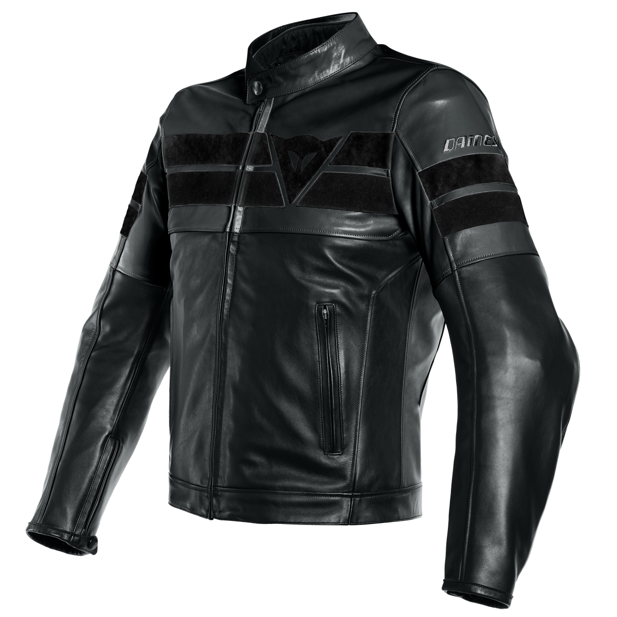 DAINESE 8-TRACK LEATHER JACKET 黑黑黑復古牛皮騎士外套正面側角陳列照，可見胸口麂皮插件與DAINESE品牌標誌，Artemide全粒面牛皮製作Cafe Racer剪裁