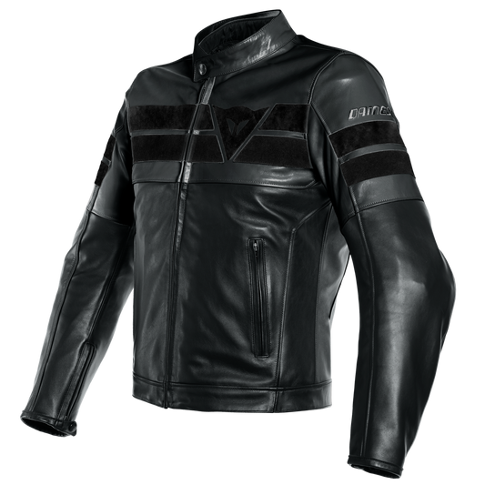 DAINESE 8-TRACK LEATHER JACKET 黑黑黑復古牛皮騎士外套正面側角陳列照，可見胸口麂皮插件與DAINESE品牌標誌，Artemide全粒面牛皮製作Cafe Racer剪裁
