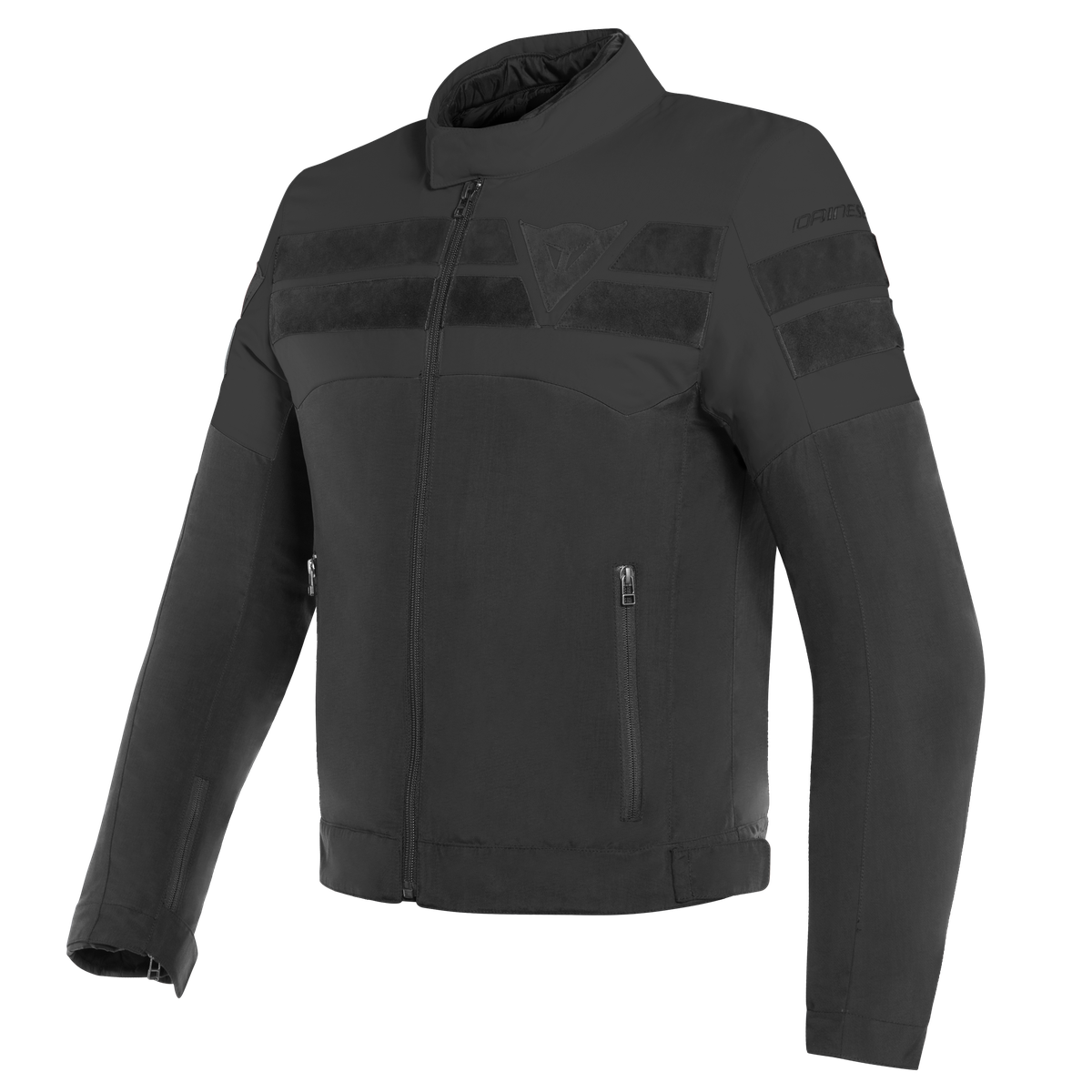 DAINESE 8-TRACK TEX JACKET 黑黑復古布料騎士外套正面側角陳列照，可見胸口麂皮插件與DAINESE品牌標誌，表布撥水處理適合四季騎乘