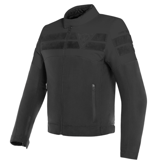 DAINESE 8-TRACK TEX JACKET 黑黑復古布料騎士外套正面側角陳列照，可見胸口麂皮插件與DAINESE品牌標誌，表布撥水處理適合四季騎乘
