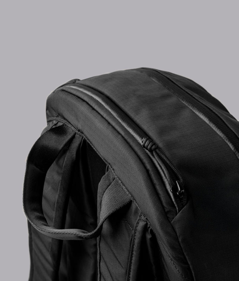 ALPAKA Aero Pack展示頂部柔軟襯裡口袋，適合存放墨鏡與卡片。