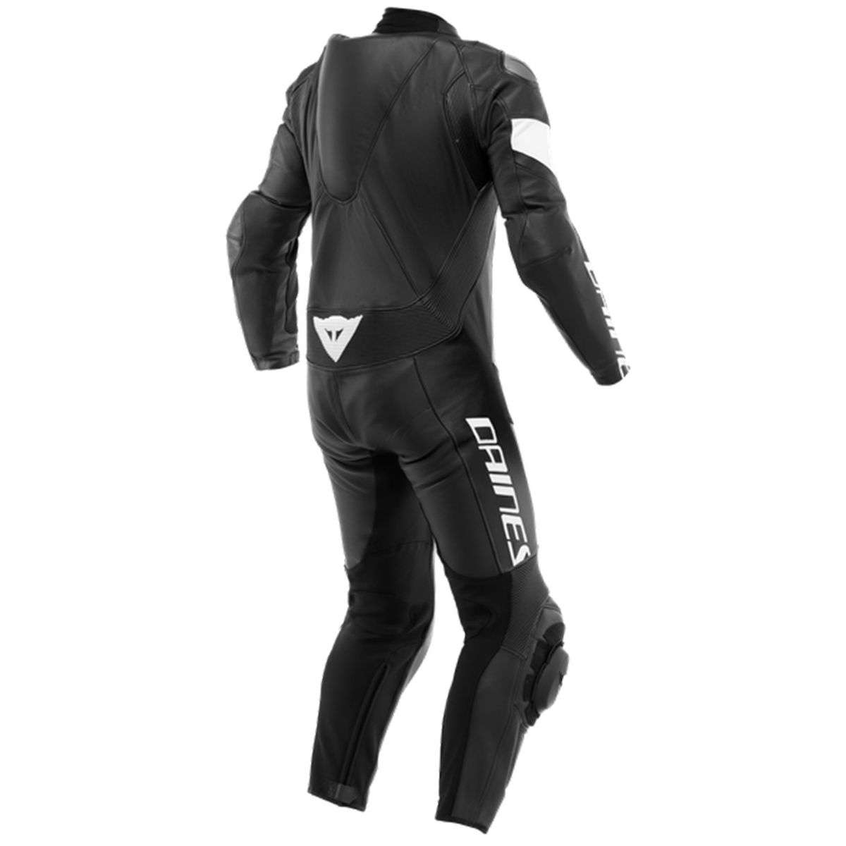 DAINESE TOSA 1 PCS LEATHER SUIT PERF. 打洞黑黑白連身賽車皮衣背面站姿照，可見DAINESE字樣車縫、腰部剪裁與膝蓋滑塊立體結構