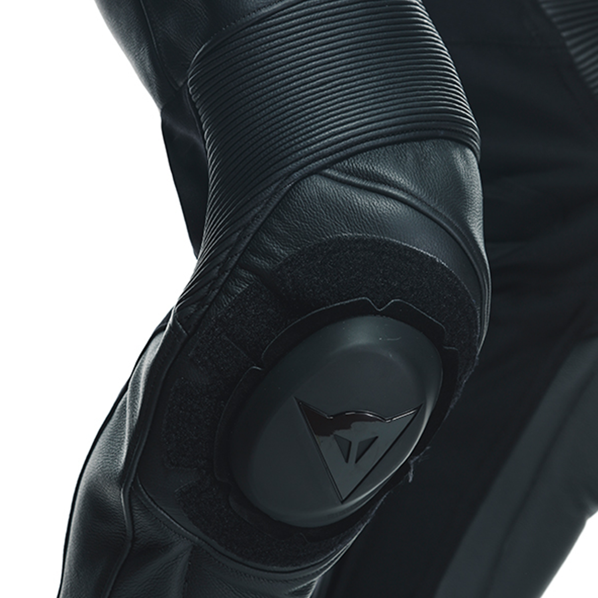 DAINESE TOSA 1 PCS LEATHER SUIT PERF. 膝蓋可替換式滑塊特寫，可見DAINESE三角標誌與皮革車縫工藝