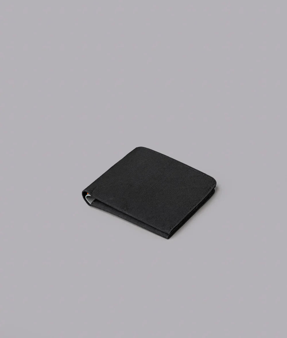 RFID 防護功能：防止信用卡及身份資料被非法掃描，提升安全性。