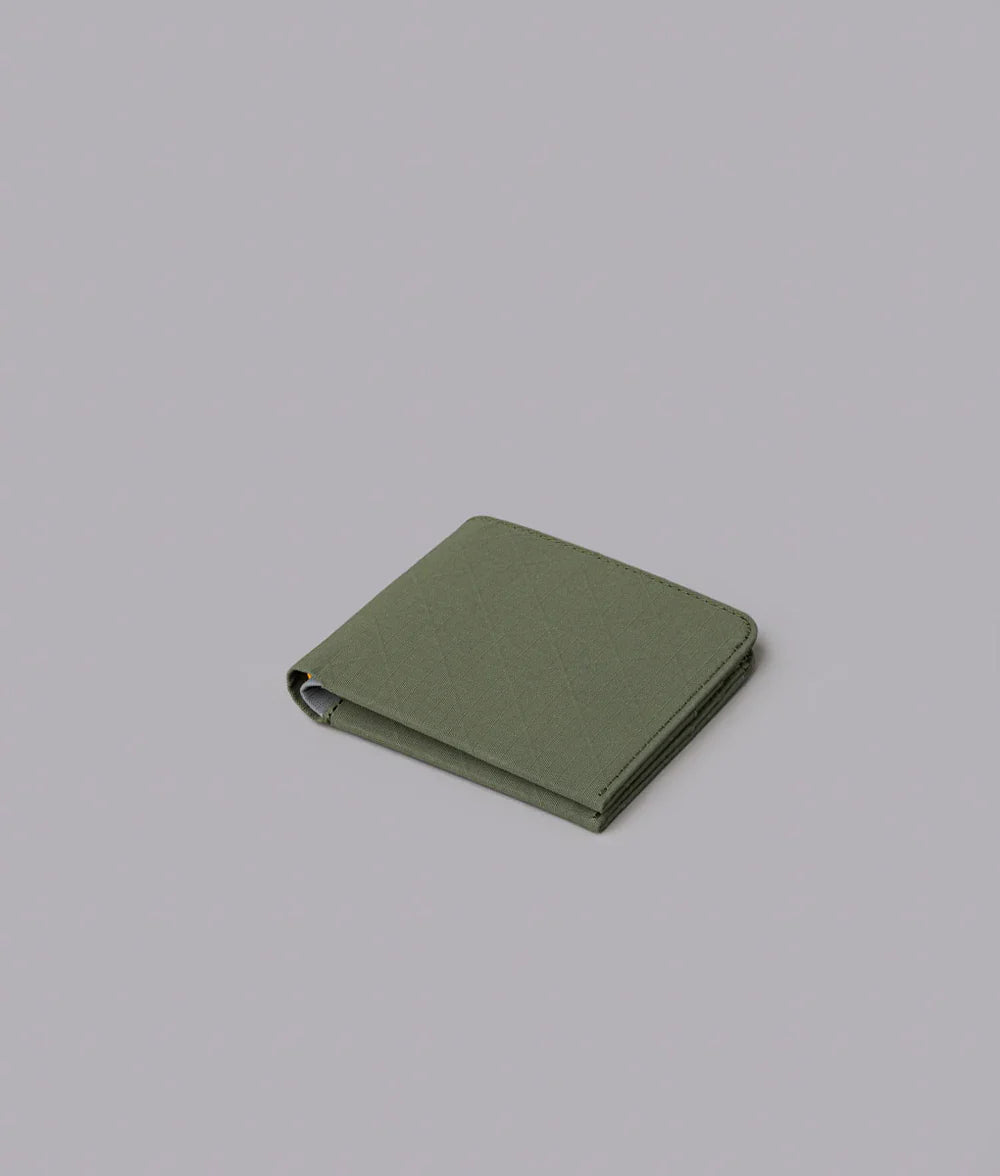 RFID 防護功能：防止信用卡及身份資料被非法掃描，提升安全性。