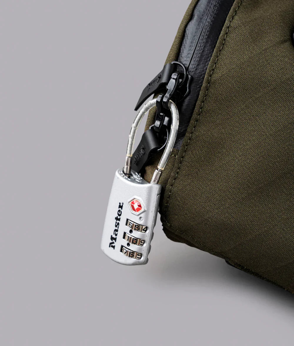 RFID 遮罩後袋可防止數位盜竊。可鎖定的拉鍊為您的貴重物品增加了安全性。