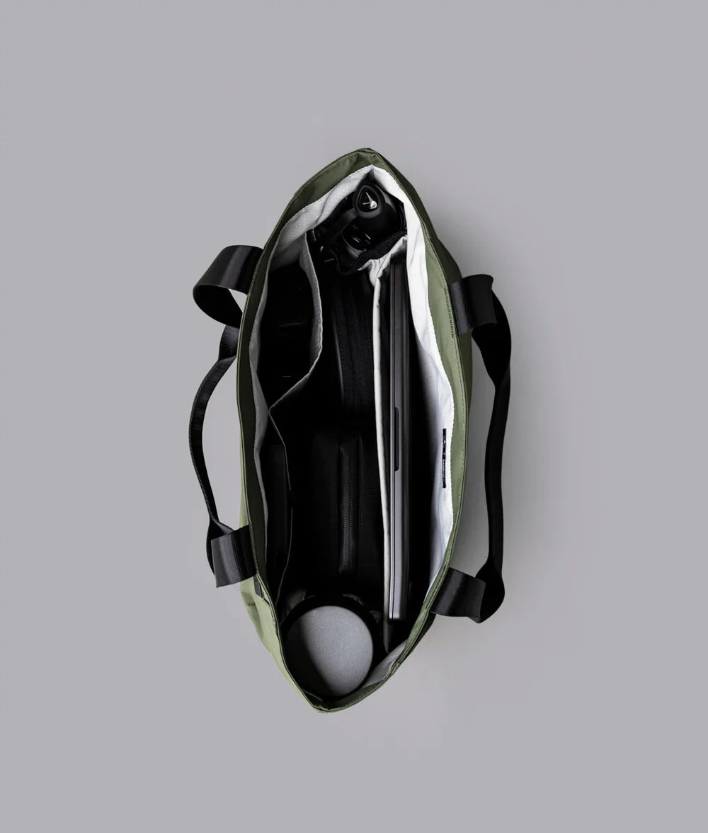 Alpaka Elements Tote (L) 托特包
配有 16 吋筆記型電腦隔層
