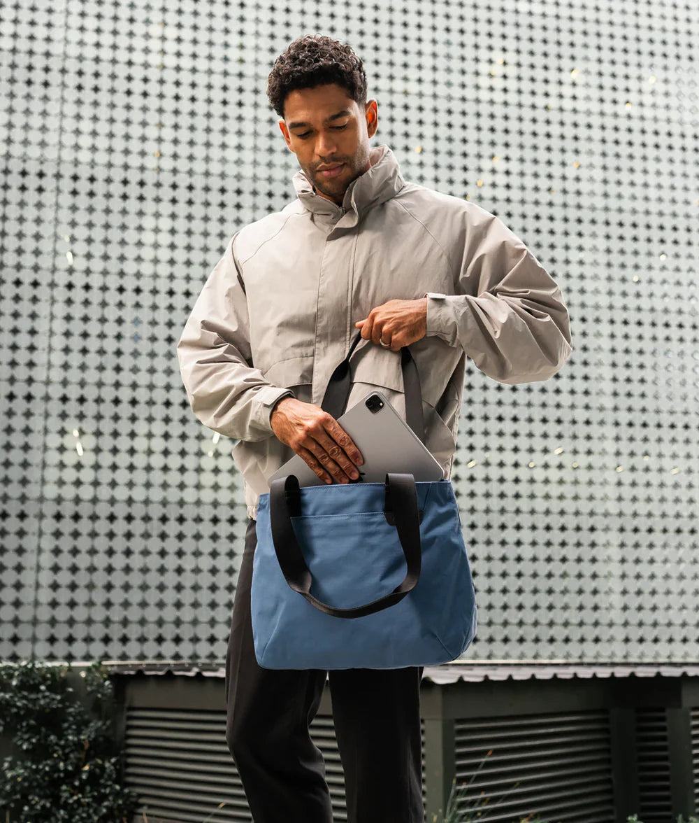 Alpaka Elements Tote (S) 托特包
適合 11 吋筆記型電腦或 iPad Pro 的半軟墊保護套