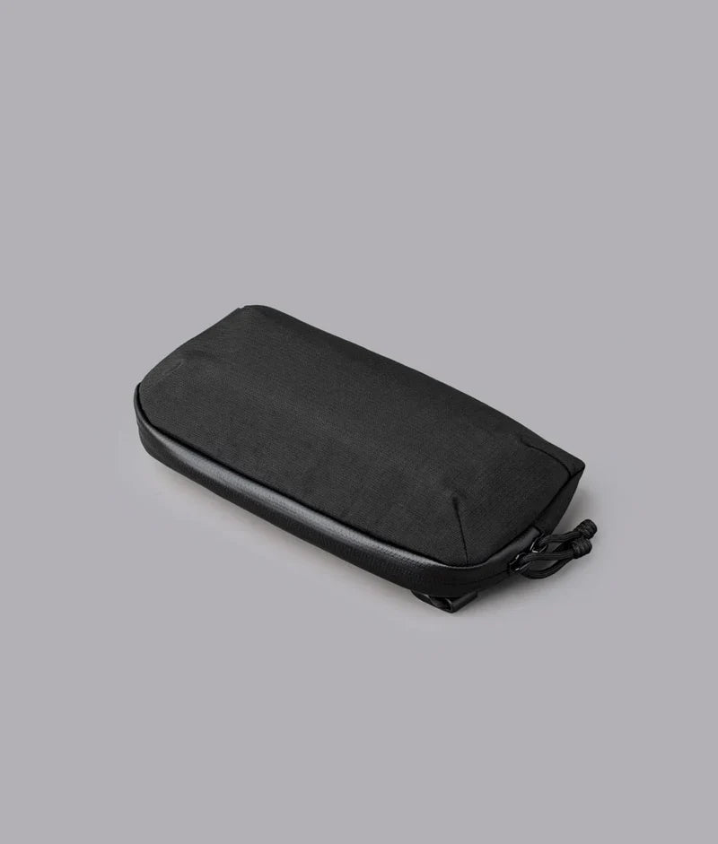 ALPAKA Flight Pouch Pro容量升級，可調肩帶與手腕帶，磁吸護照夾層+RFID防盜，旅行收納更高效安全！