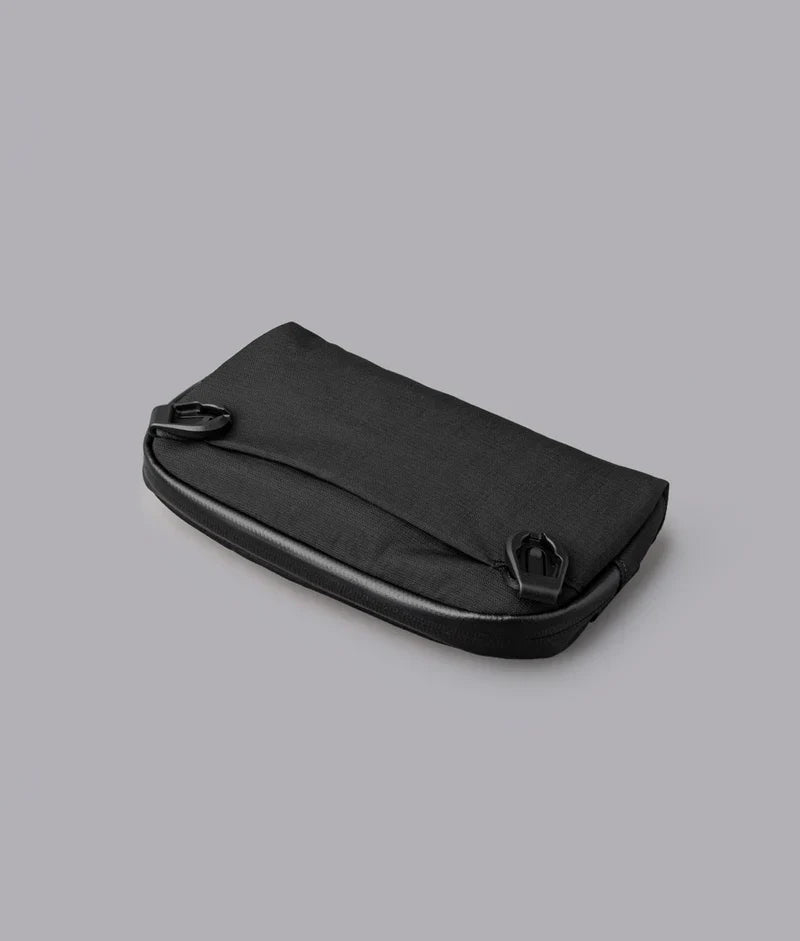 ALPAKA Flight Pouch Pro容量升級，可調肩帶與手腕帶，磁吸護照夾層+RFID防盜，旅行收納更高效安全！