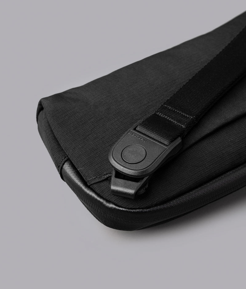 ALPAKA Flight Pouch Pro 快拆扣設計，肩背手拿兩用隨時切換，方便又快速