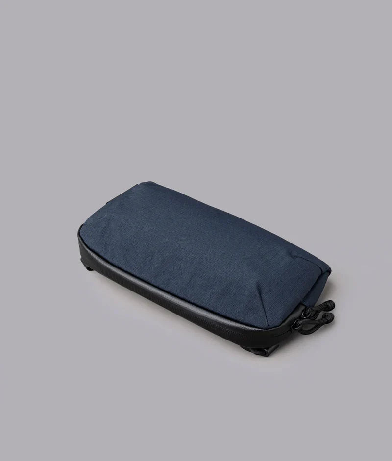 ALPAKA Flight Pouch Pro容量升級，可調肩帶與手腕帶，磁吸護照夾層+RFID防盜，旅行收納更高效安全！