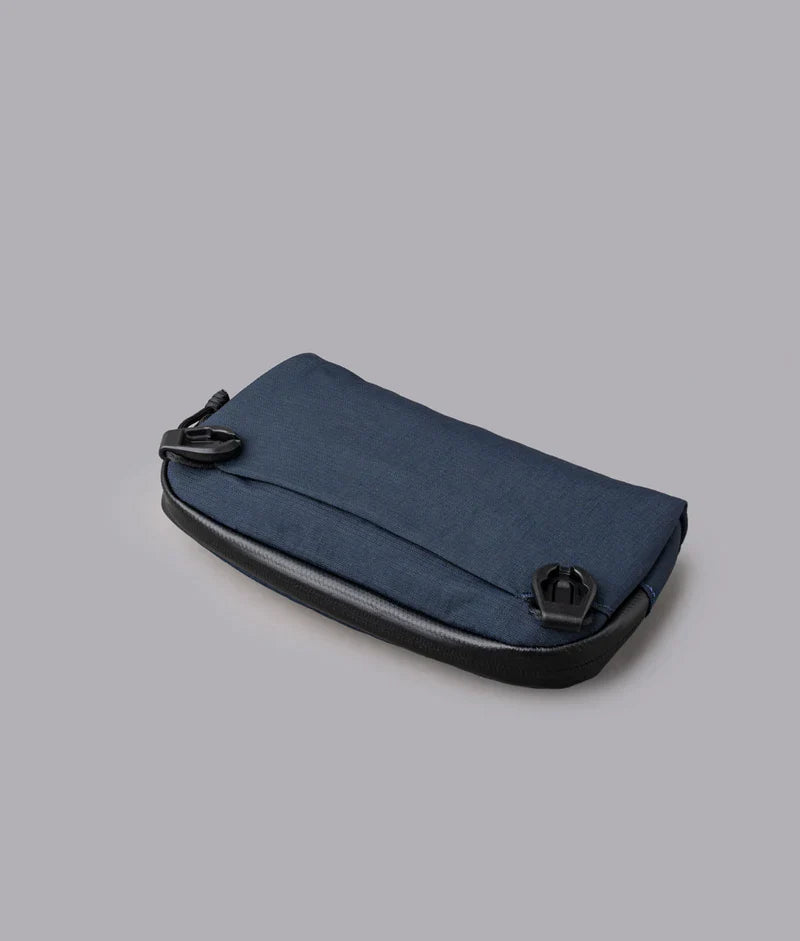 ALPAKA Flight Pouch Pro 快拆扣設計，肩背手拿兩用隨時切換，方便又快速