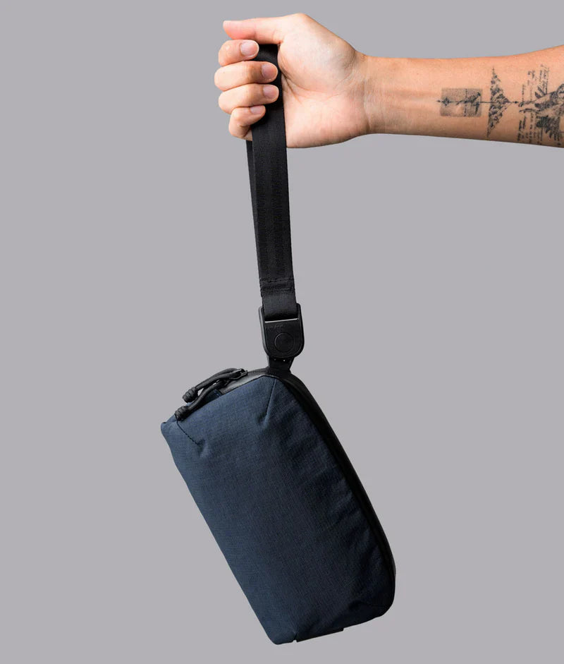 ALPAKA Flight Pouch Pro 快拆扣設計，肩背手拿兩用隨時切換，方便又快速