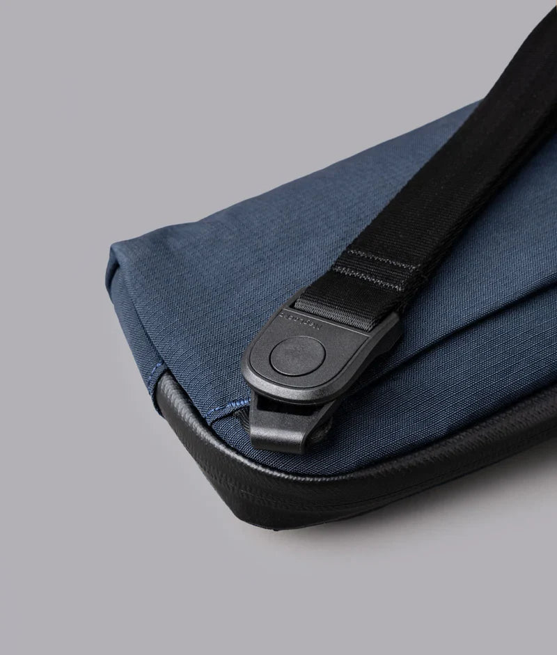 ALPAKA Flight Pouch Pro 快拆扣設計，肩背手拿兩用隨時切換，方便又快速