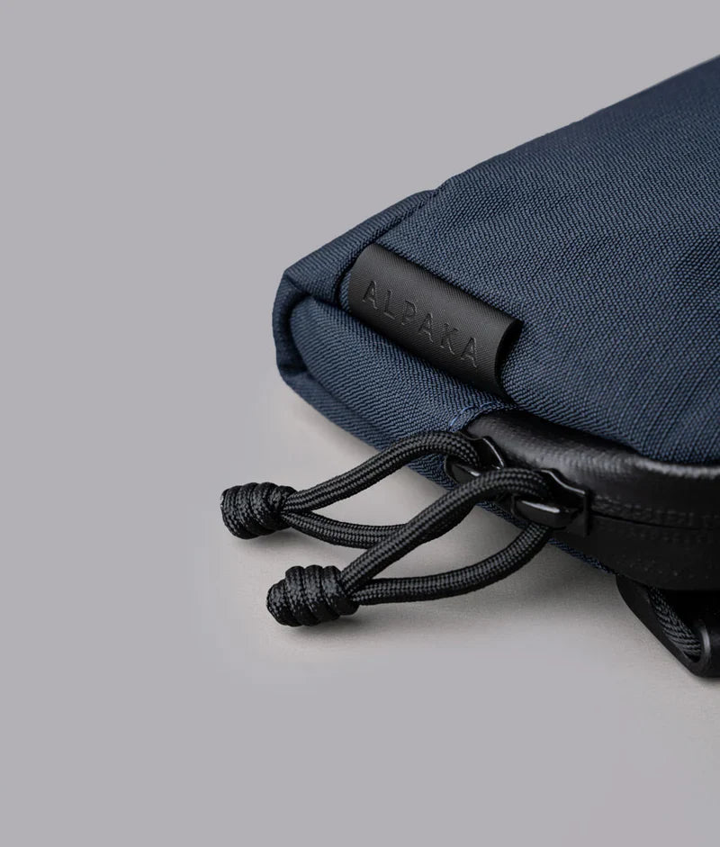 ALPAKA Flight Pouch Pro容量升級，YKK 防水拉鍊，防潑水材質抵禦潑水與潮濕環境