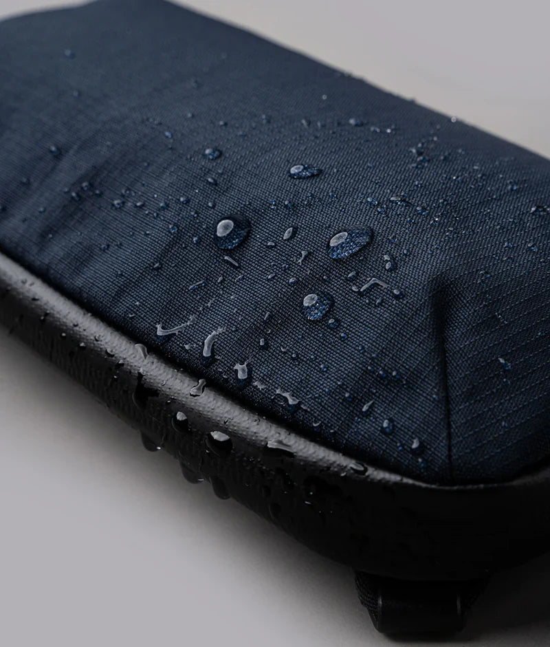 ALPAKA Flight Pouch Pro容量升級，YKK 防水拉鍊，防潑水材質抵禦潑水與潮濕環境