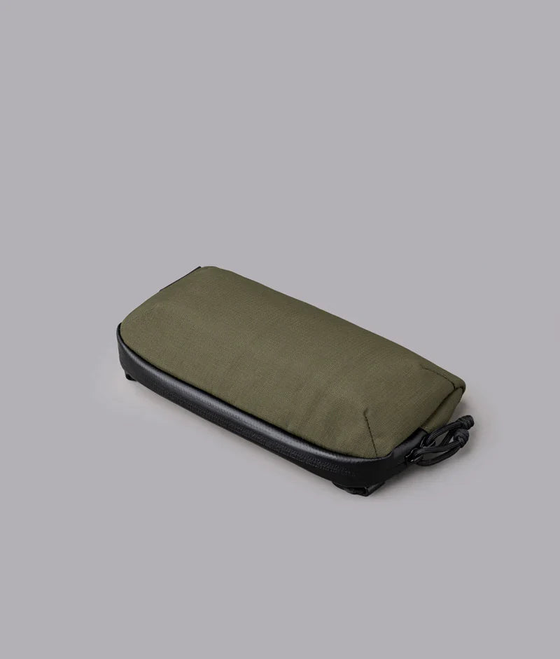 ALPAKA Flight Pouch Pro容量升級，可調肩帶與手腕帶，磁吸護照夾層+RFID防盜，旅行收納更高效安全！