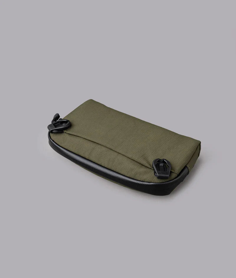 ALPAKA Flight Pouch Pro 快拆扣設計，肩背手拿兩用隨時切換，方便又快速