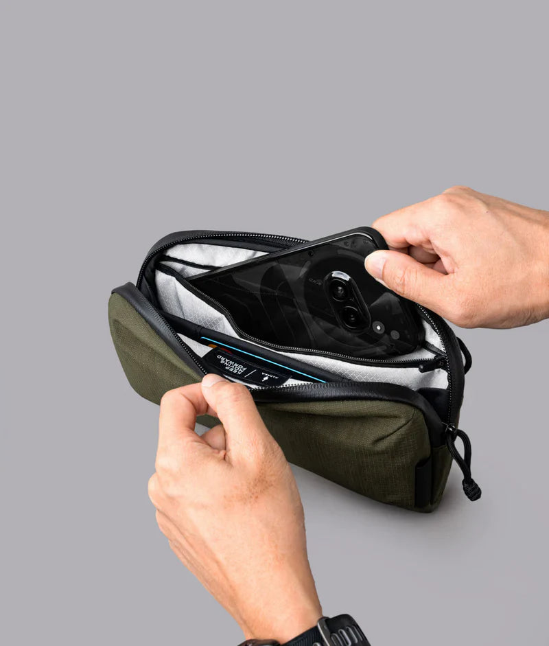 ALPAKA Flight Pouch Pro容量升級，內部分隔設計，分類收納更井然有序。