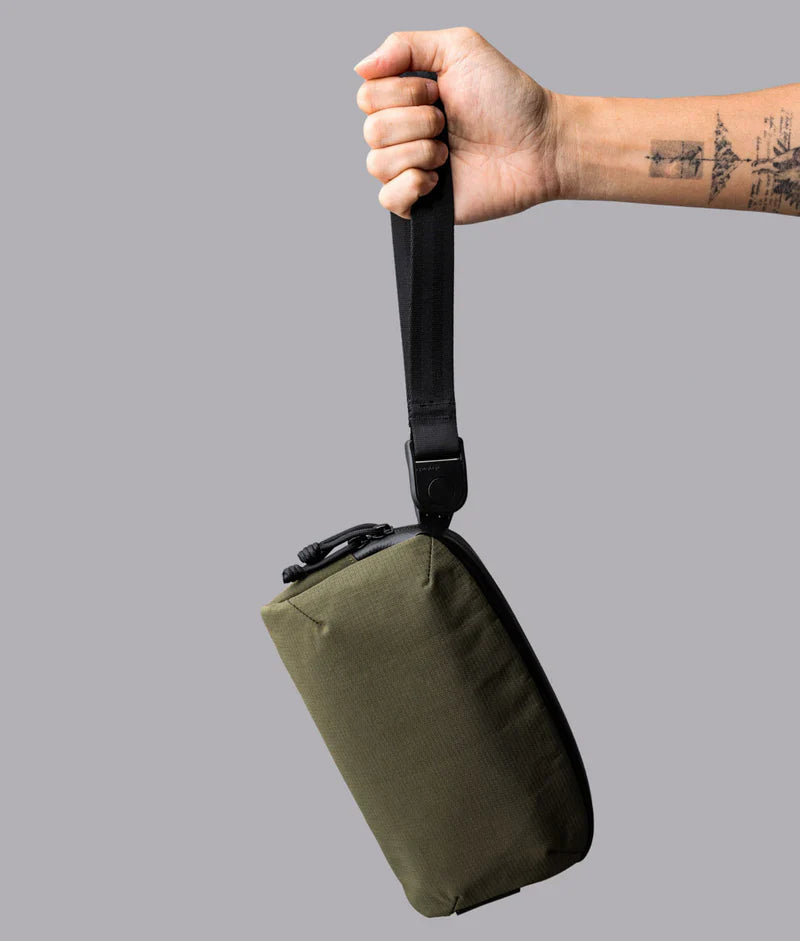 ALPAKA Flight Pouch Pro容量升級，可調肩帶與手腕帶，磁吸護照夾層+RFID防盜，旅行收納更高效安全！