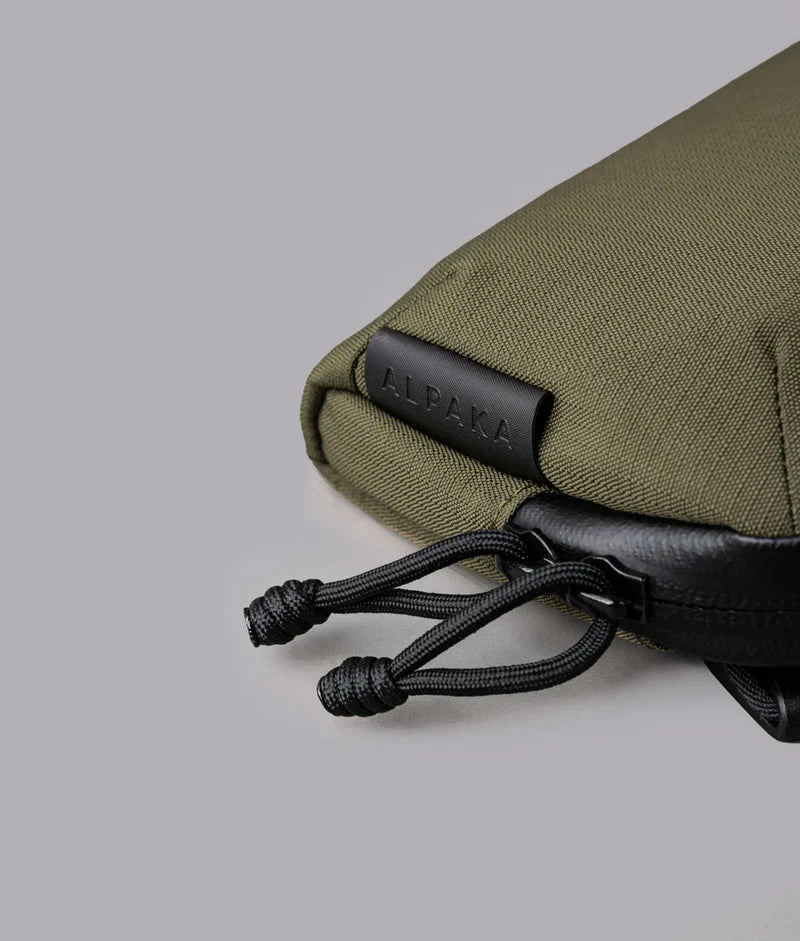 ALPAKA Flight Pouch Pro容量升級，YKK 防水拉鍊，防潑水材質抵禦潑水與潮濕環境