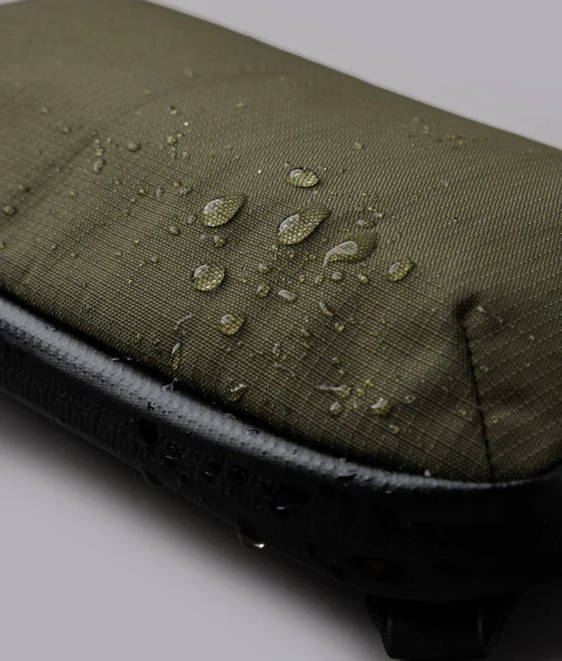 ALPAKA Flight Pouch Pro容量升級，YKK 防水拉鍊，防潑水材質抵禦潑水與潮濕環境