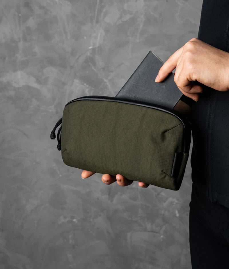ALPAKA Flight Pouch Pro容量升級，可調肩帶與手腕帶，磁吸護照夾層+RFID防盜，旅行收納更高效安全！