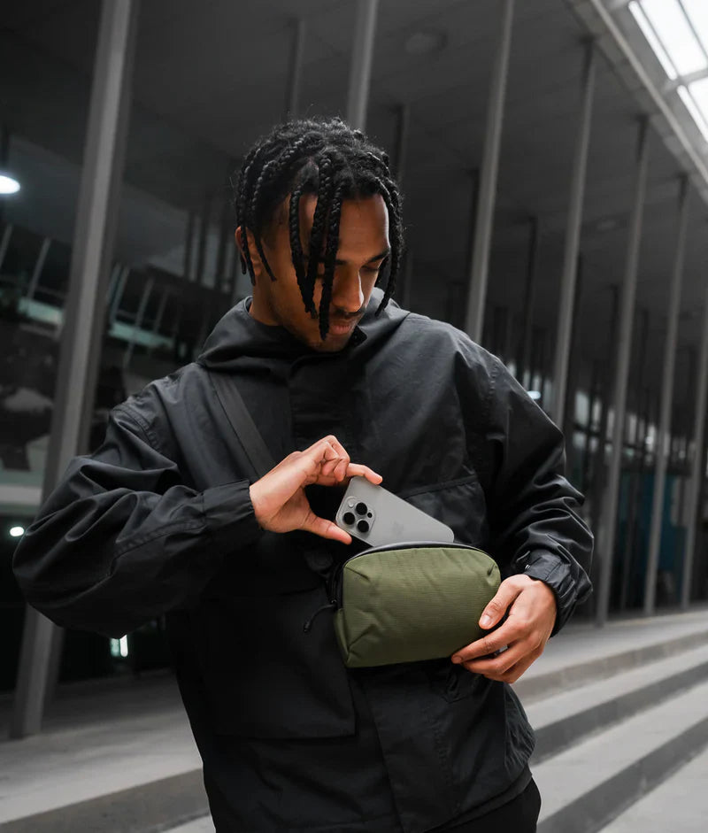 ALPAKA Flight Pouch Pro容量升級，可調肩帶與手腕帶，磁吸護照夾層+RFID防盜，旅行收納更高效安全！
