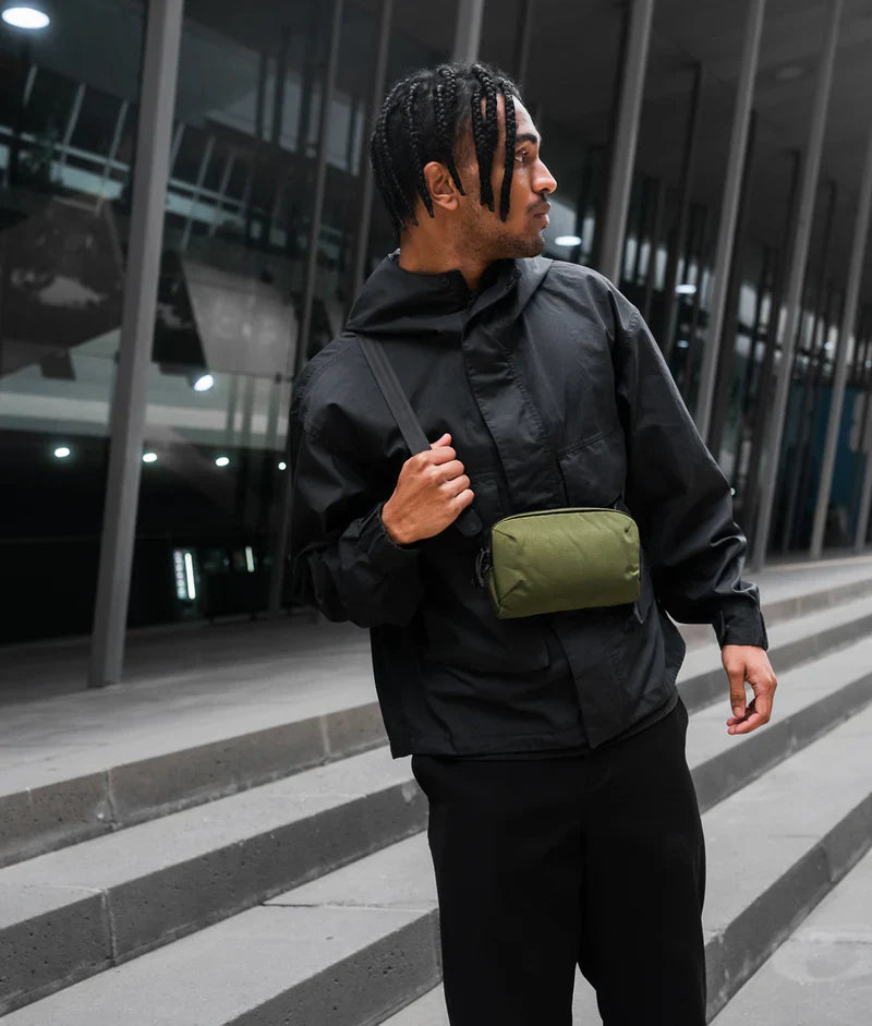 ALPAKA Flight Pouch Pro容量升級，可調肩帶與手腕帶，磁吸護照夾層+RFID防盜，旅行收納更高效安全！
