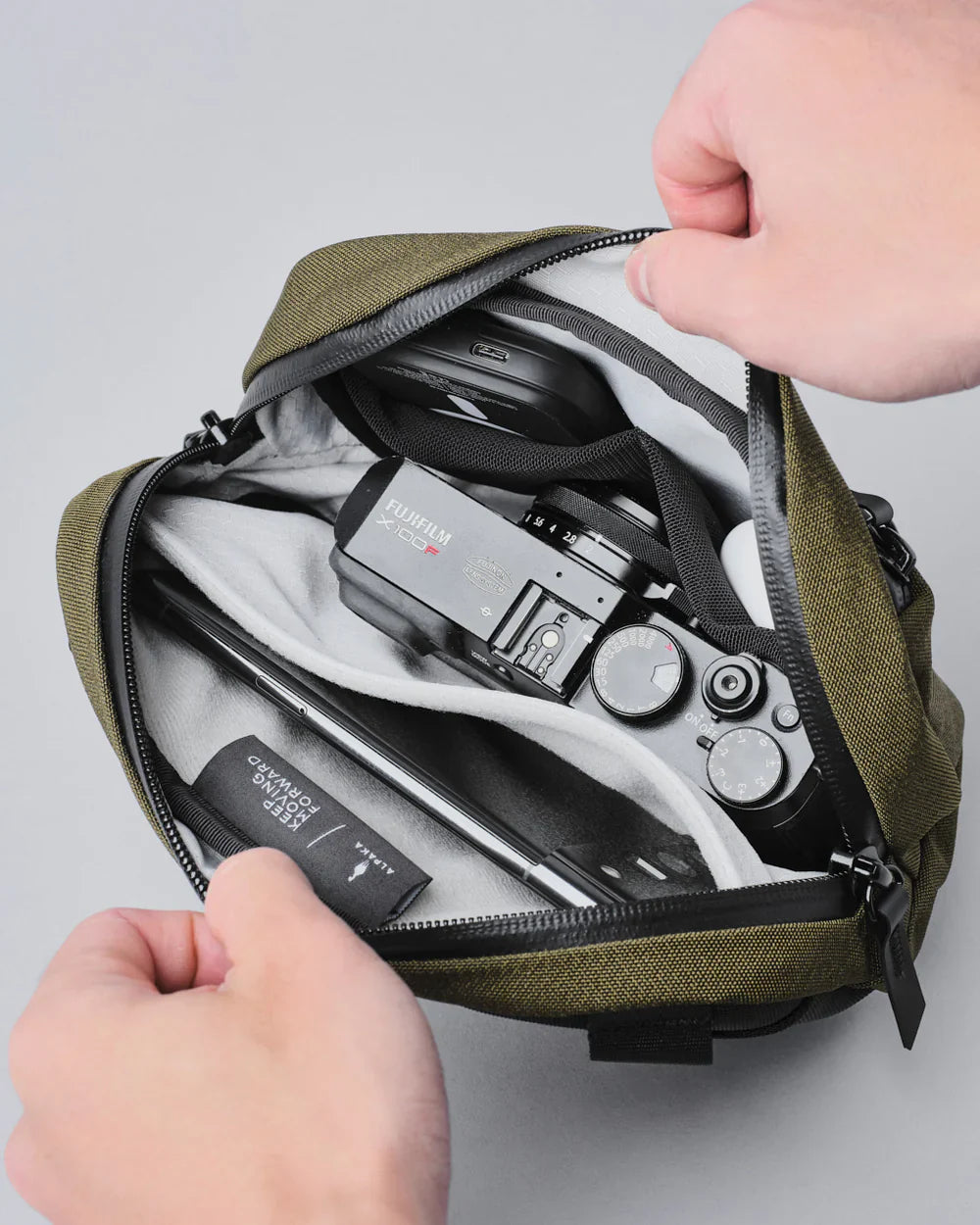 Go Sling Nano 小型側背包｜適用於 iPhone 14 Pro Max