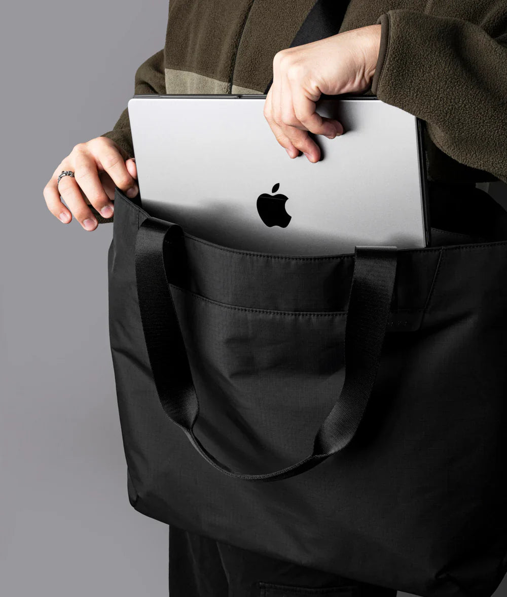 Alpaka Elements Tote (L) 托特包
配有 16 吋筆記型電腦隔層