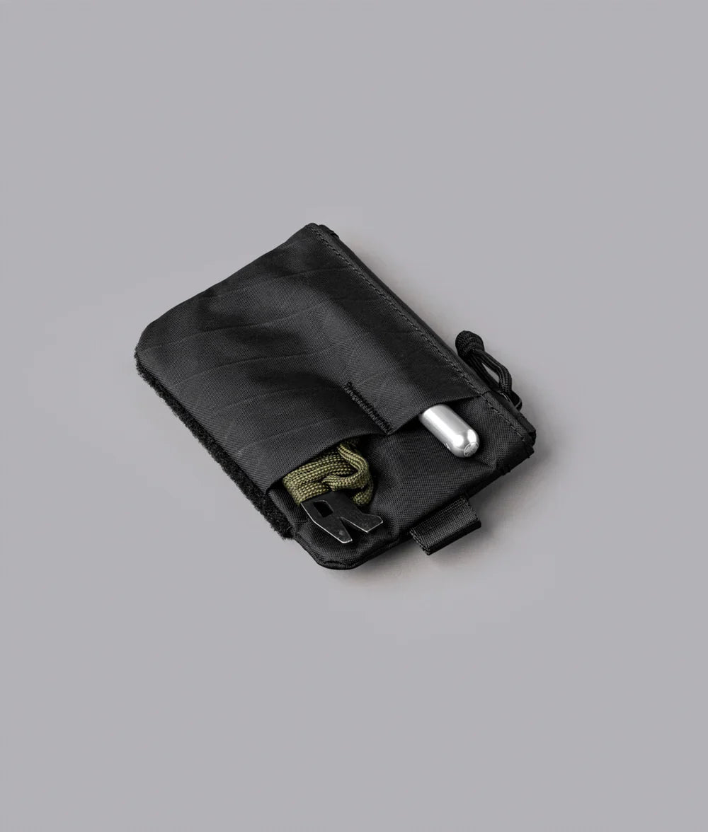 3 個外部插槽，可放置小型 EDC 裝備 (多功能工具、手電筒、打火機等)