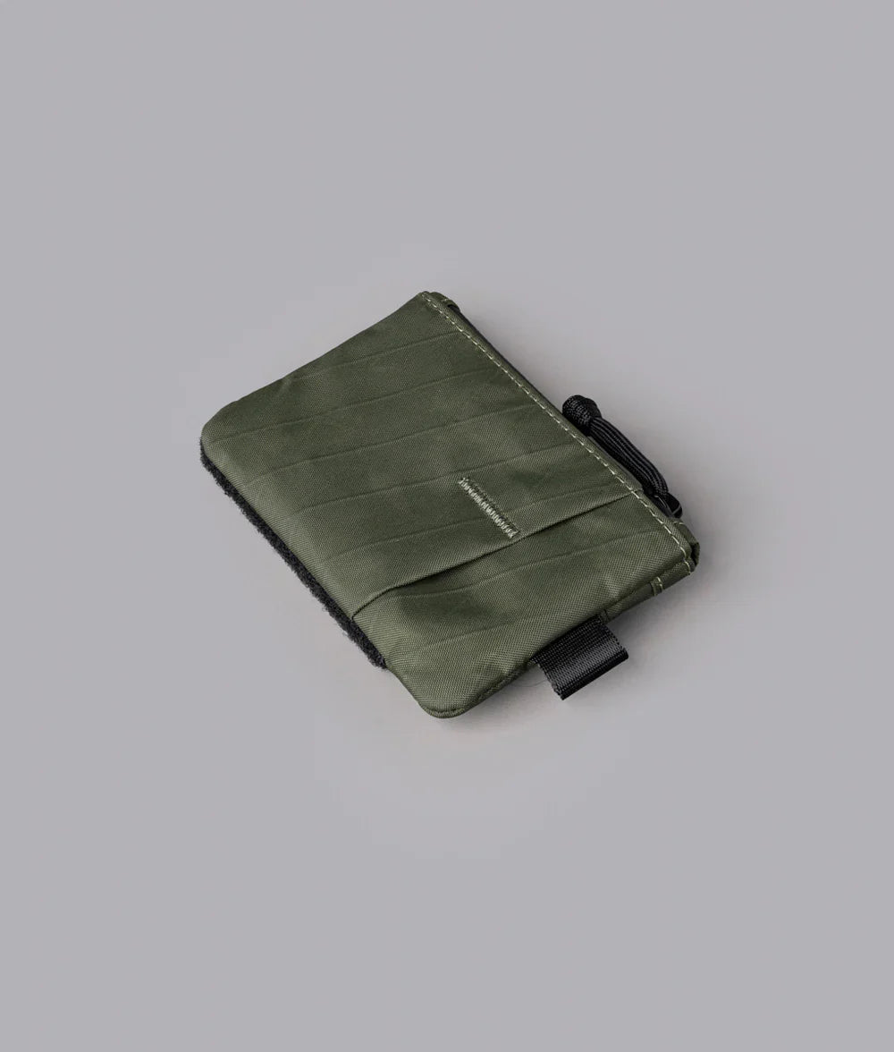 3 個外部插槽，可放置小型 EDC 裝備 (多功能工具、手電筒、打火機等)