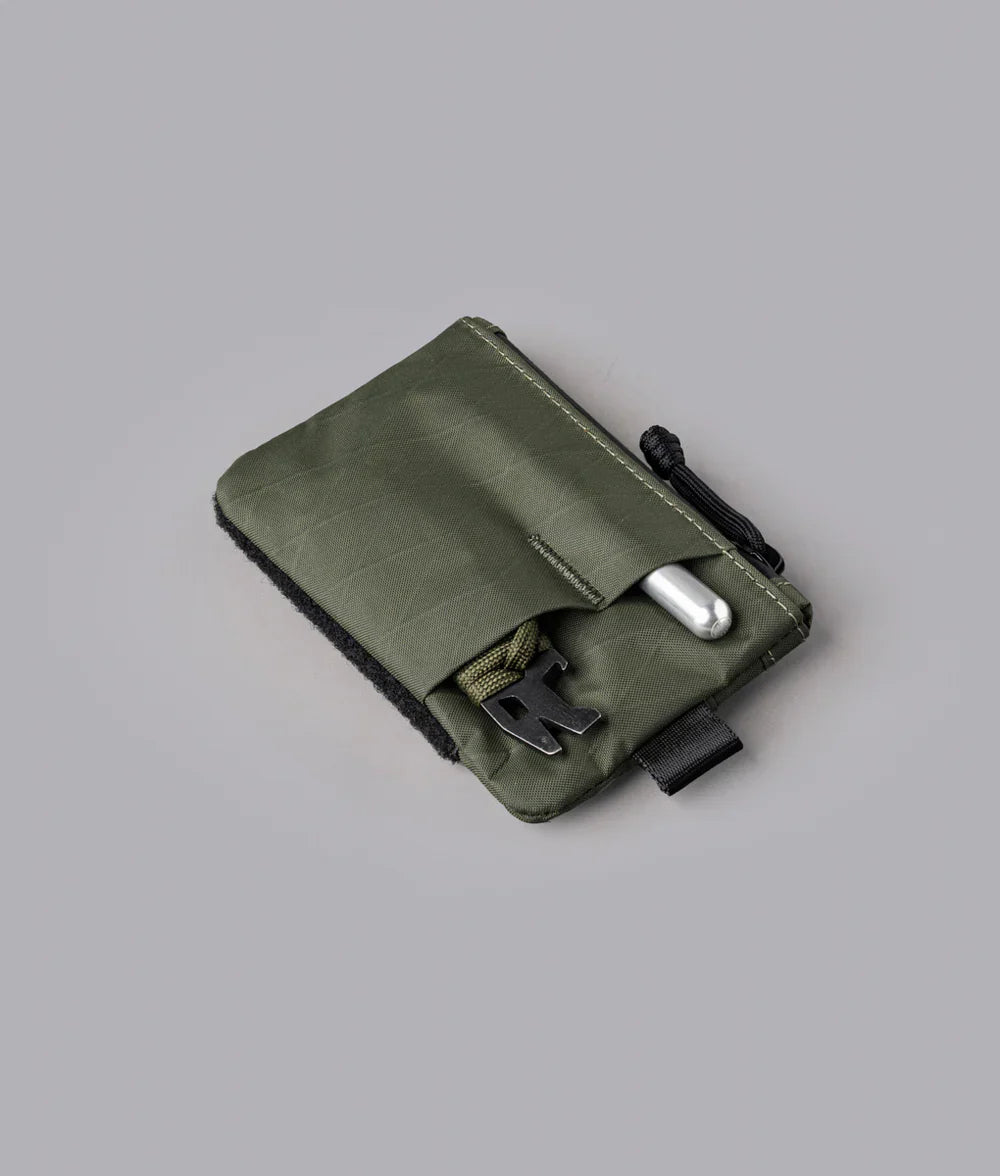 3 個外部插槽，可放置小型 EDC 裝備 (多功能工具、手電筒、打火機等)