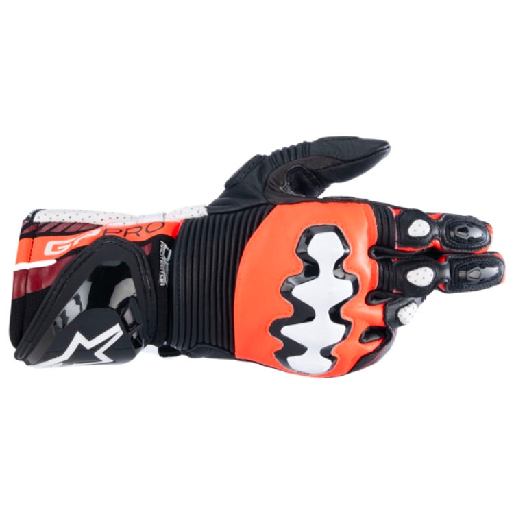 Alpinestars GP PRO R4 GLOVES 機車手套商品照片，提供黑色、黑白、黑紅白等配色，呈現手套版型、防護部件與縫製細節，方便顧客選購前比對外觀與剪裁樣式。
