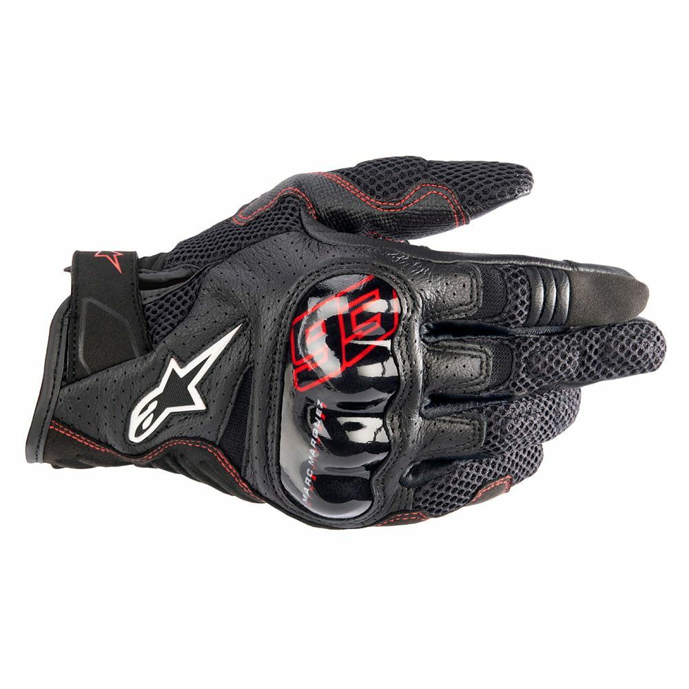 Alpinestars MM93 RIO HONDO V2 AIR GLOVES 機車手套商品照片，提供黑瀝青紅等配色，呈現手套版型、防護部件與縫製細節，方便顧客選購前比對外觀與剪裁樣式。
